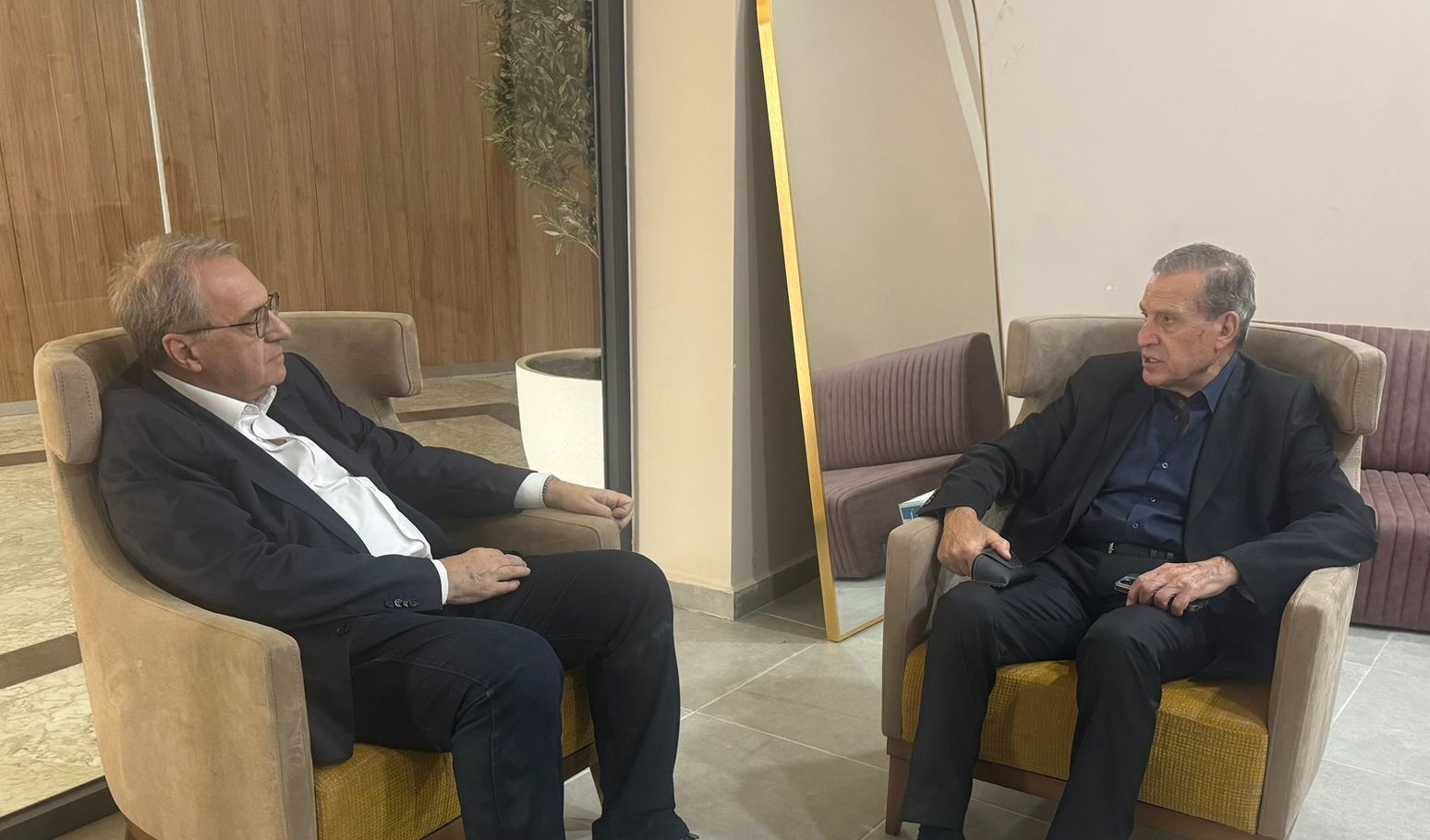 أبو ردينة خلال لقائه المبعوث الخاص الروسي لشؤون الشرق الأوسط وأفريقيا ميخائيل بوغدانوف